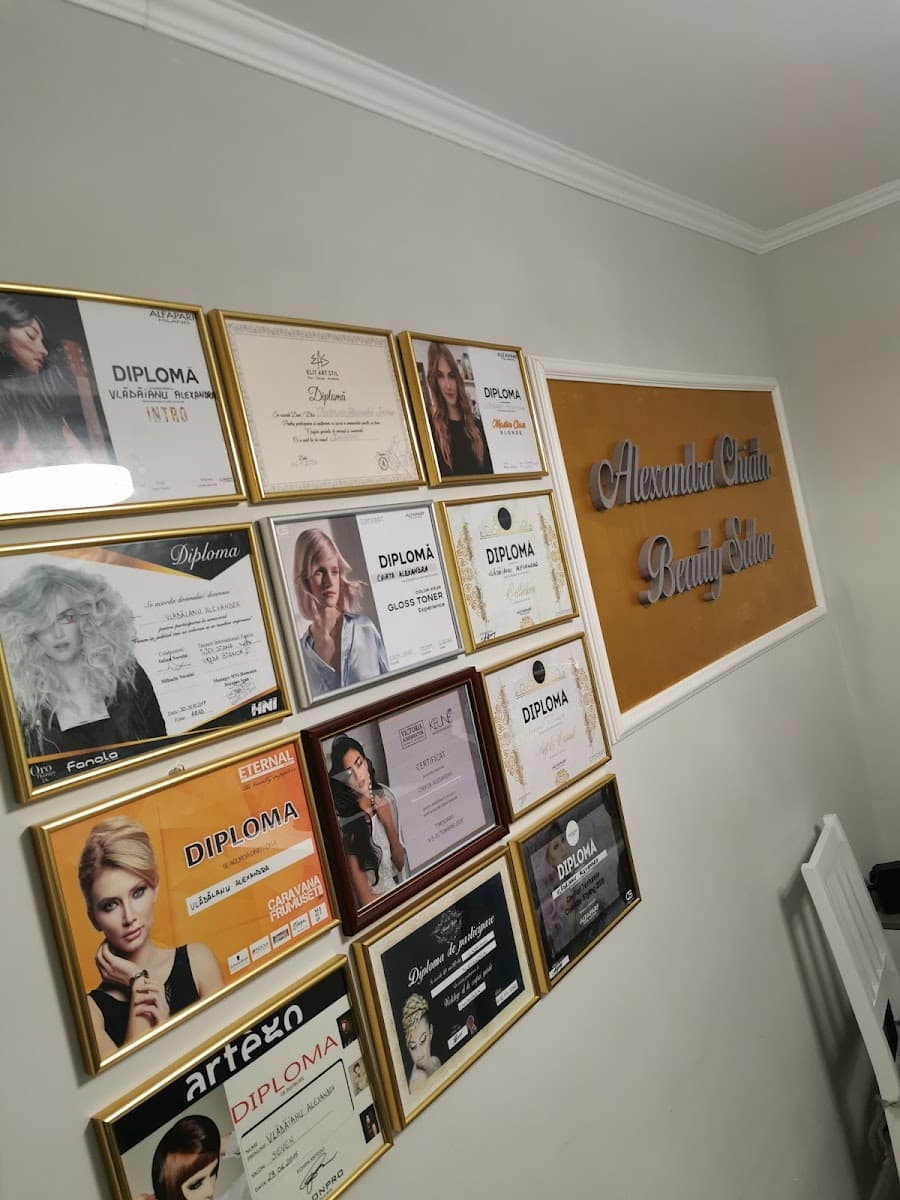 Interior Alexandra Chiata Beauty Salon, cu numele salonului pe perete
